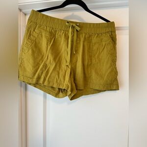 Kut from the Kloth smocked waistband linen shorts size large